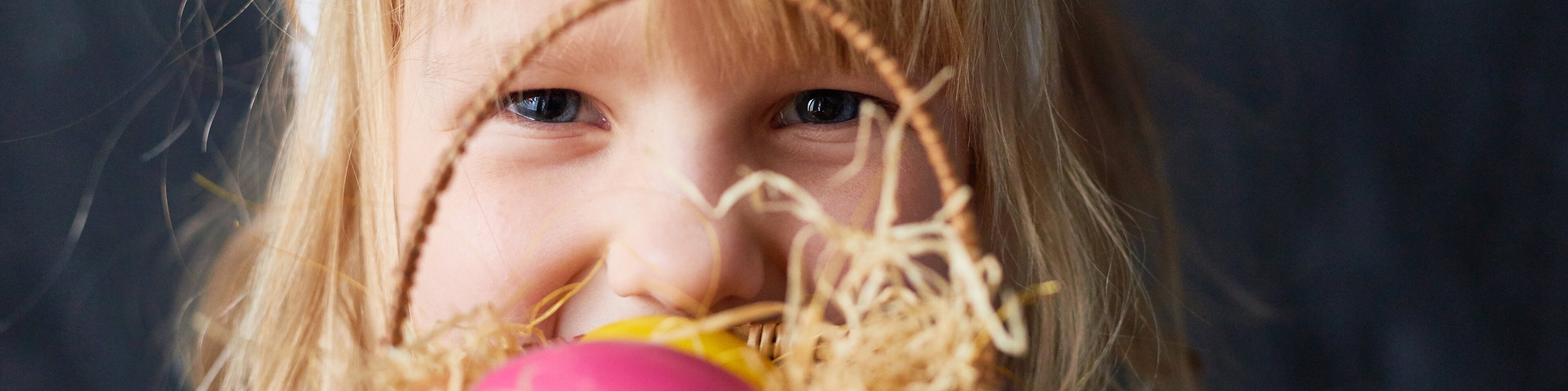 Junges Mädchen mit einem Osternest in der Hand | © mediaphotos - GettyImages/iStockphoto